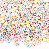 PlayBox: Weißes, blumenförmiges Buchstaben-Perlen-Set, 920 Stück