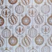 Goldfarbene Weihnachtsdekorationen gemustertes Geschenkpapier 200x70cm