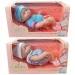 Neugeborenes Baby mit Mütze und Strampler in verschiedenen Varianten