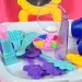 Rosa Schönheitset im Rucksack mit Spielschminke, Spiegel und Zubehör