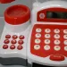 Rote funktionale elektrische Registrierkasse mit Spielgeld, Produkten und Geräuschen